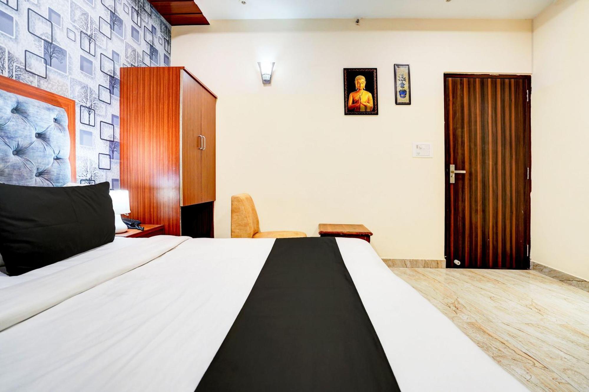 Townhouse Ram Katora Near Vishwanath Temple Formerly Sv Grand Hotel Varanasi Bagian luar foto