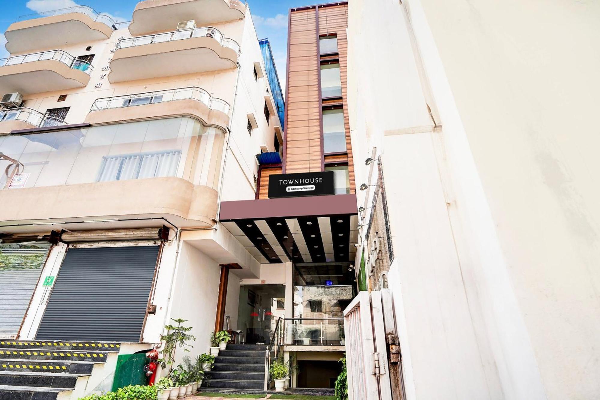 Townhouse Ram Katora Near Vishwanath Temple Formerly Sv Grand Hotel Varanasi Bagian luar foto