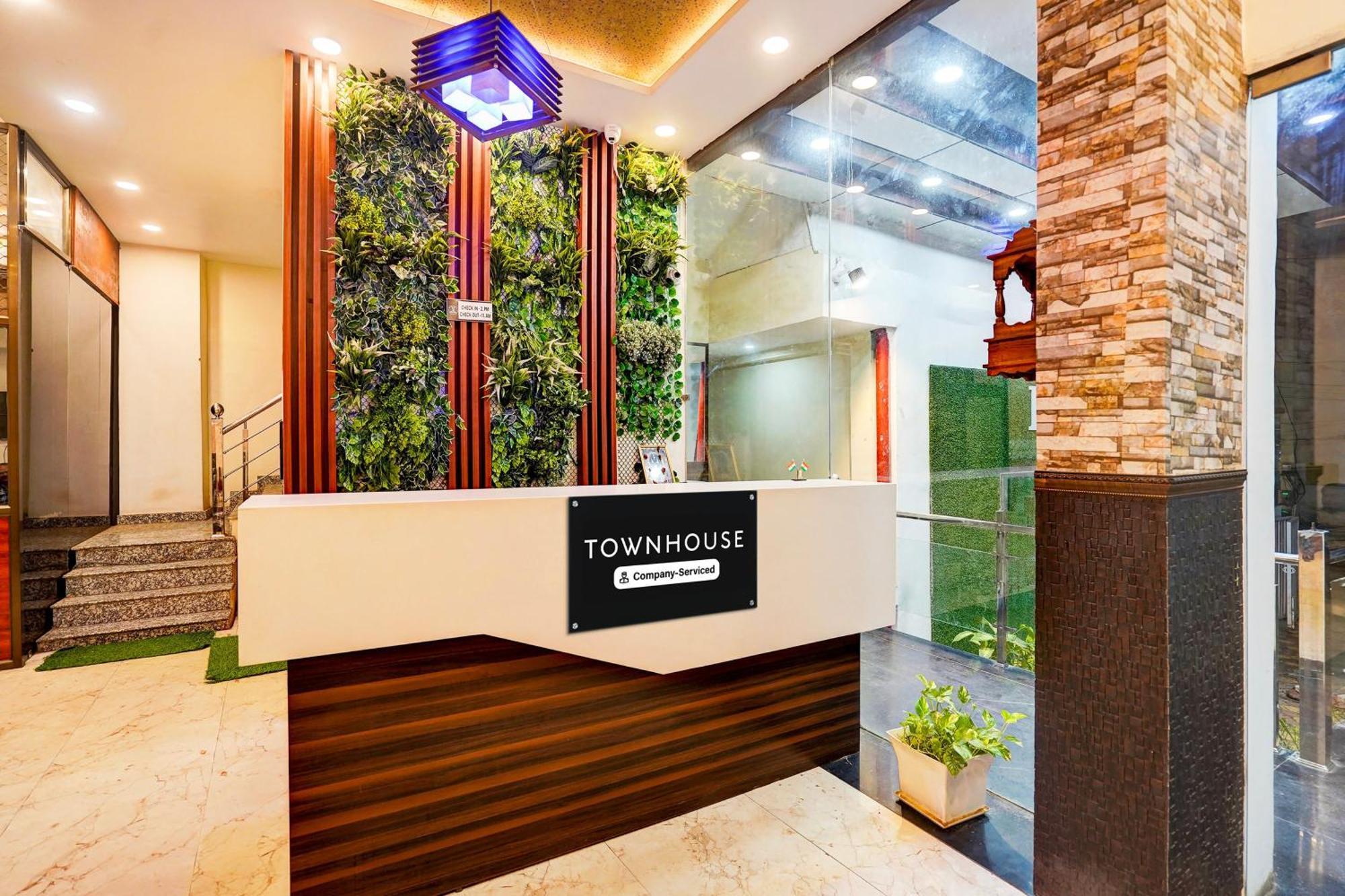 Townhouse Ram Katora Near Vishwanath Temple Formerly Sv Grand Hotel Varanasi Bagian luar foto