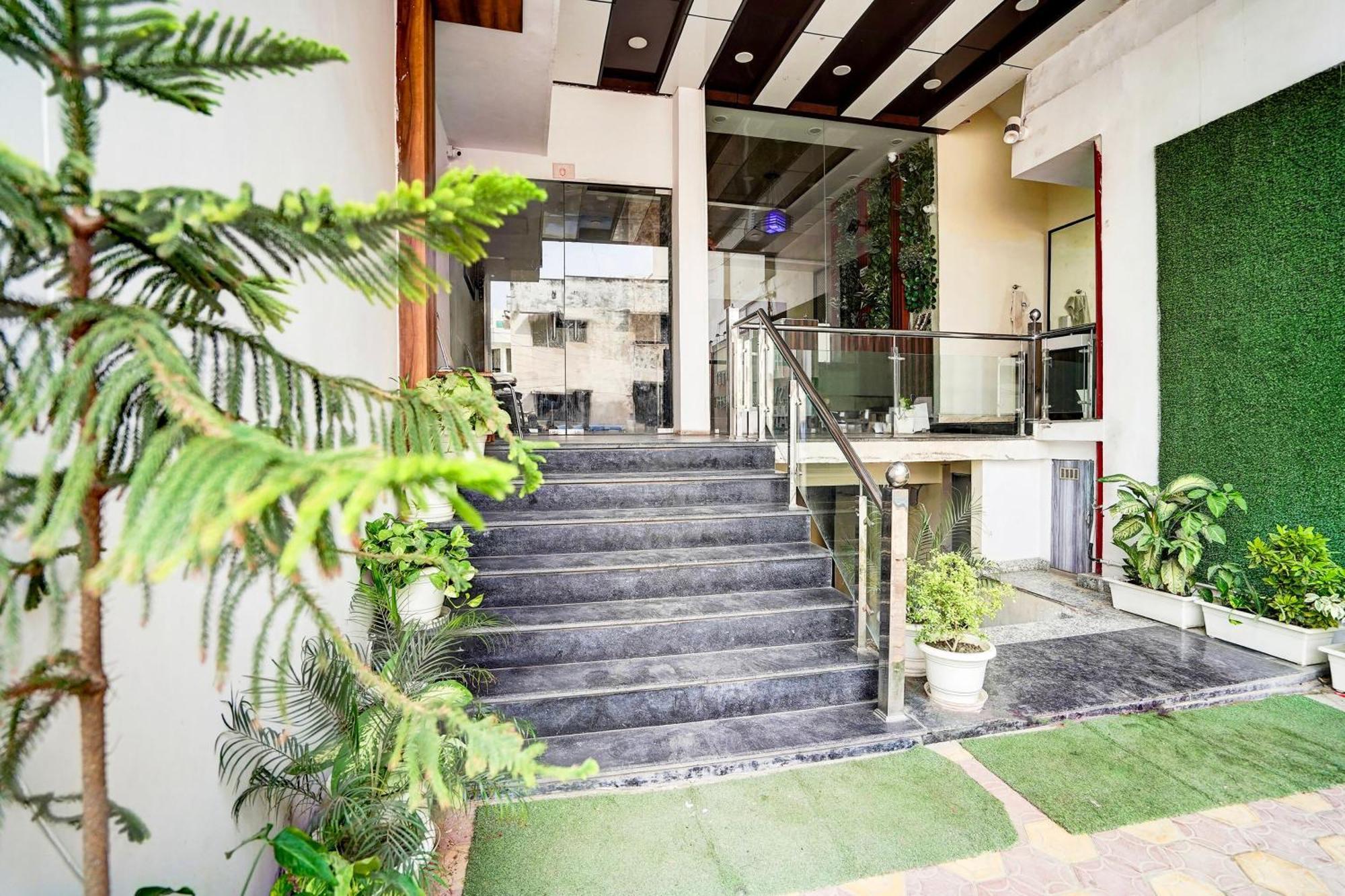 Townhouse Ram Katora Near Vishwanath Temple Formerly Sv Grand Hotel Varanasi Bagian luar foto
